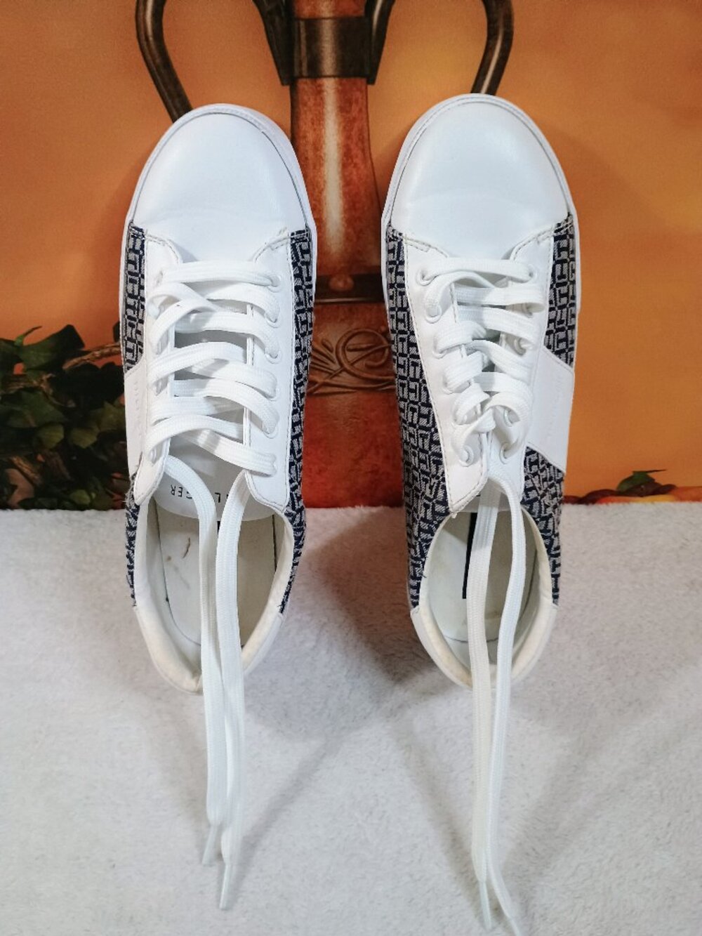 VGUC Tommy Hilfiger Lucis Size 9M White Monogram Canvas Court Sneaker Shoes